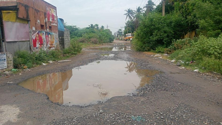 சேதமடைந்த சாலை சேதமடைந்த சாலை