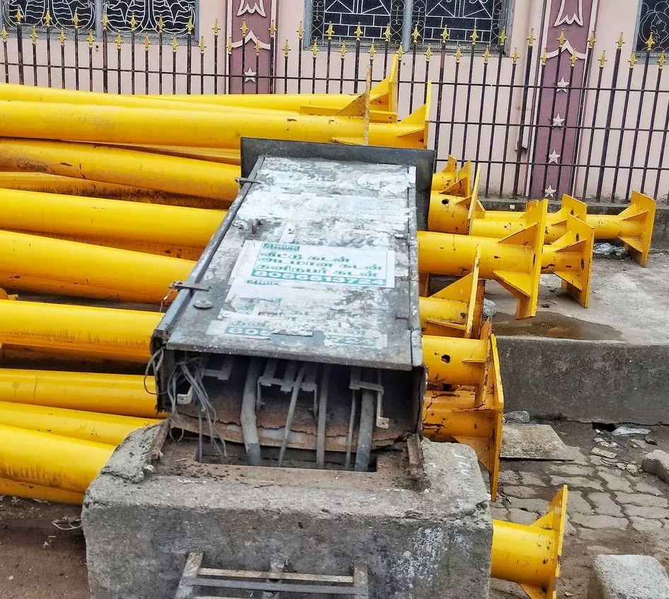 சேதமான மின்சார பெட்டி சேதமான மின்சார பெட்டி