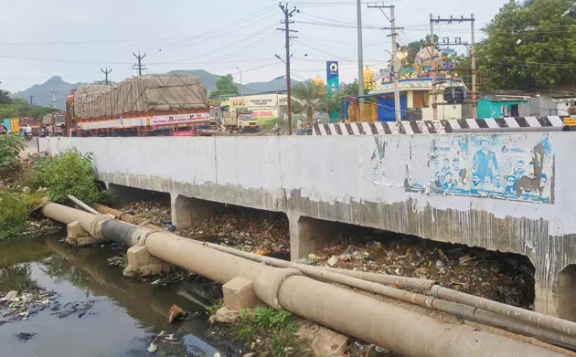 கழிவுநீர் பாதையை அடைத்துள்ள குப்பை கழிவுநீர் பாதையை அடைத்துள்ள குப்பை