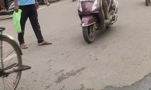 சாலையில் குடிநீர் குழாய் உடைப்பு சாலையில் குடிநீர் குழாய் உடைப்பு
