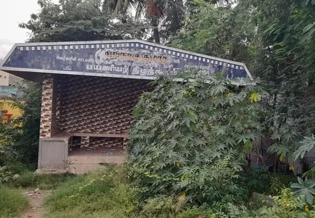 நிழற்குடையை சூழ்ந்த செடிகள் நிழற்குடையை சூழ்ந்த செடிகள்