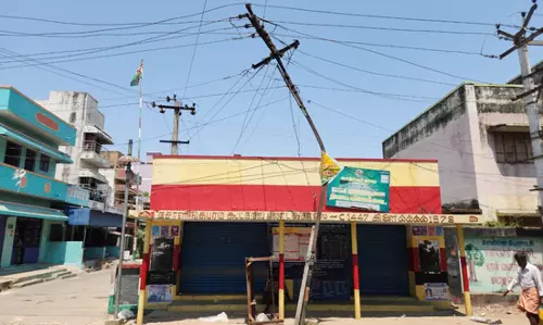 வளைந்த மின் கம்பம் வளைந்த மின் கம்பம்