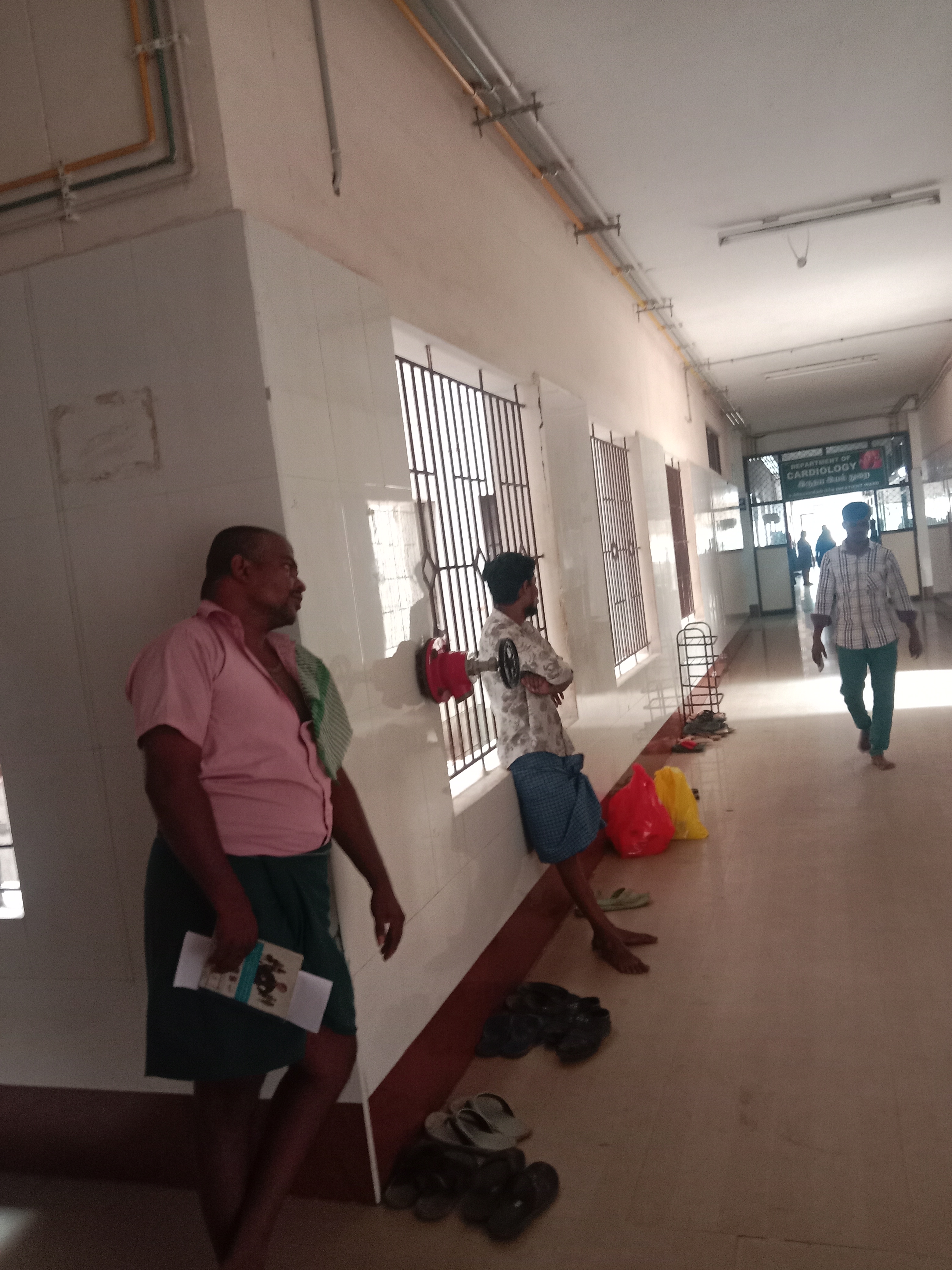 இருக்கைகள் வசதி இல்லை இருக்கைகள் வசதி இல்லை