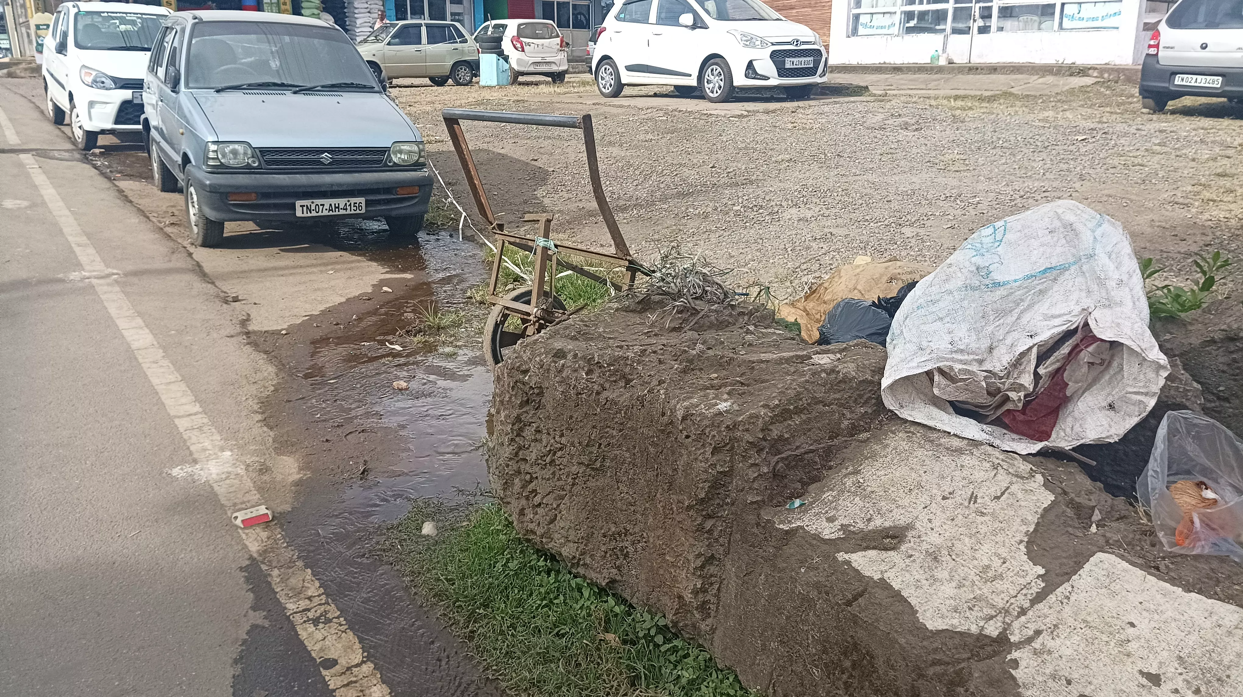 வீணாகும் குடிநீர் வீணாகும் குடிநீர்