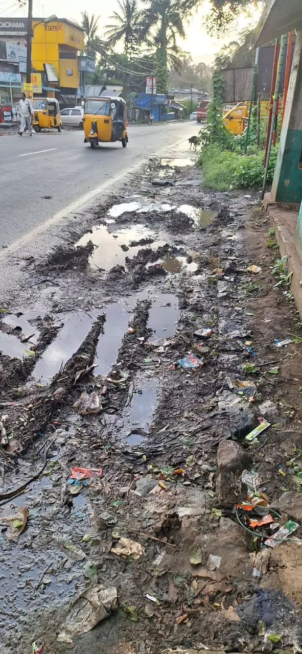 சேறும், சகதியுமான சாலை சேறும், சகதியுமான சாலை