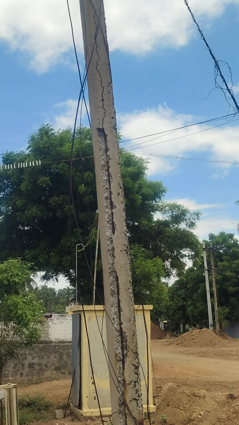 சிதிலமடைந்த மின் கம்பம் சிதிலமடைந்த மின் கம்பம்