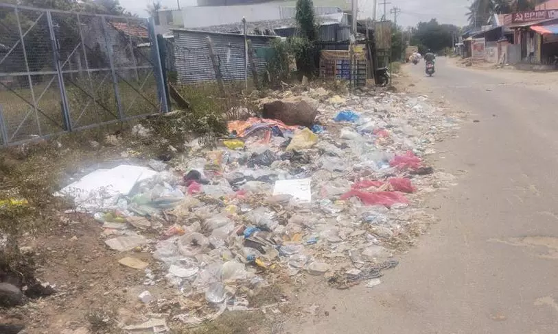 சாலையோரம் தேங்கும் குப்பை