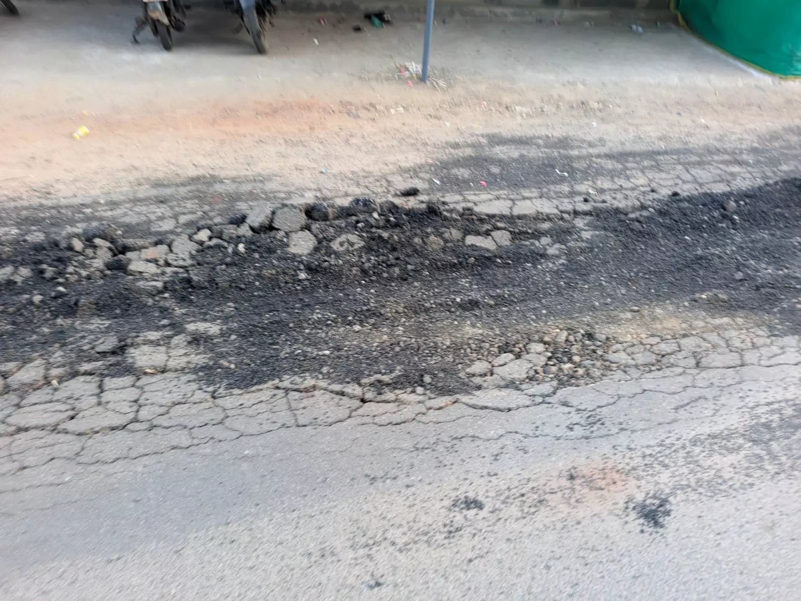 சிதிலமடைந்த சாலை சிதிலமடைந்த சாலை