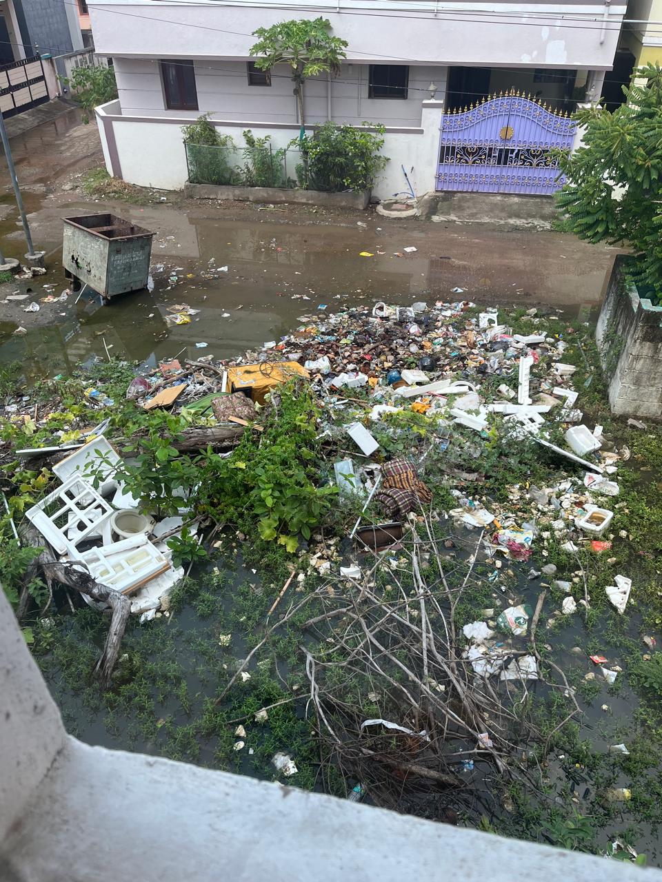 துர்நாற்றம் வீசும் குப்பைகள்