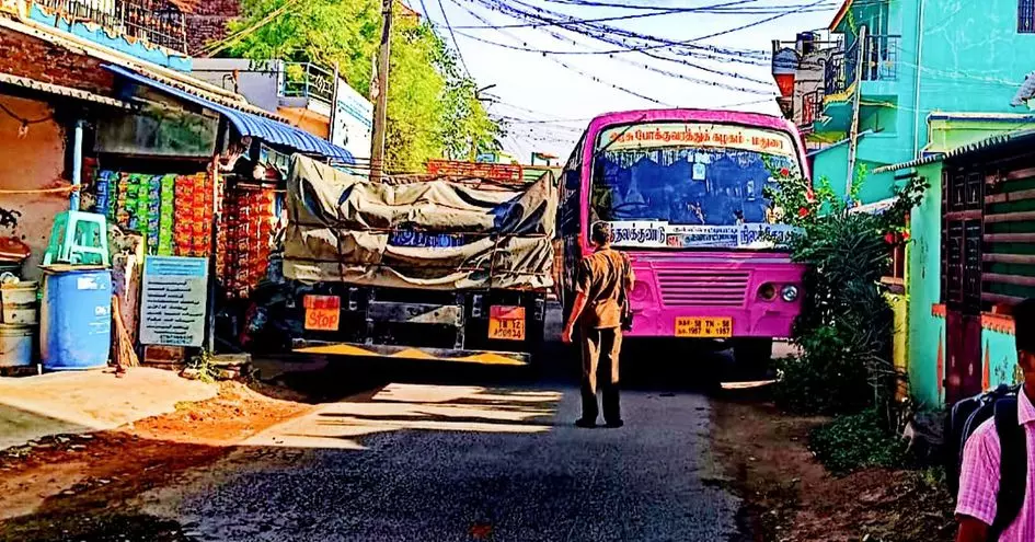 ஆக்கிரமிப்பால் போக்குவரத்து நெரிசல் ஆக்கிரமிப்பால் போக்குவரத்து நெரிசல்