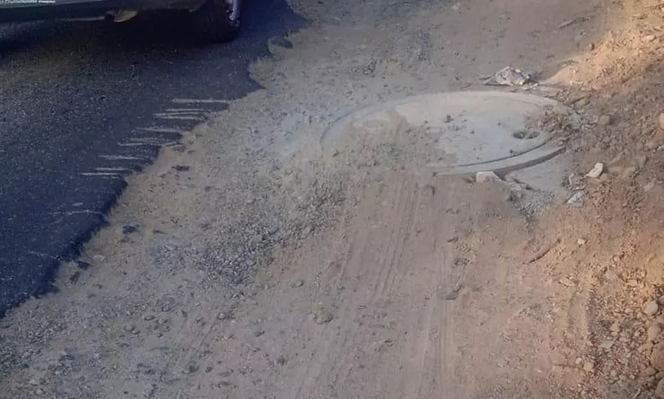 தார்சாலை அமைக்க வேண்டும்