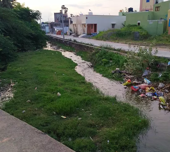 கால்வாயை தூர்வார வேண்டும்