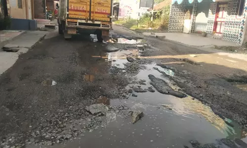 குண்டும் குழியுமான சாலை