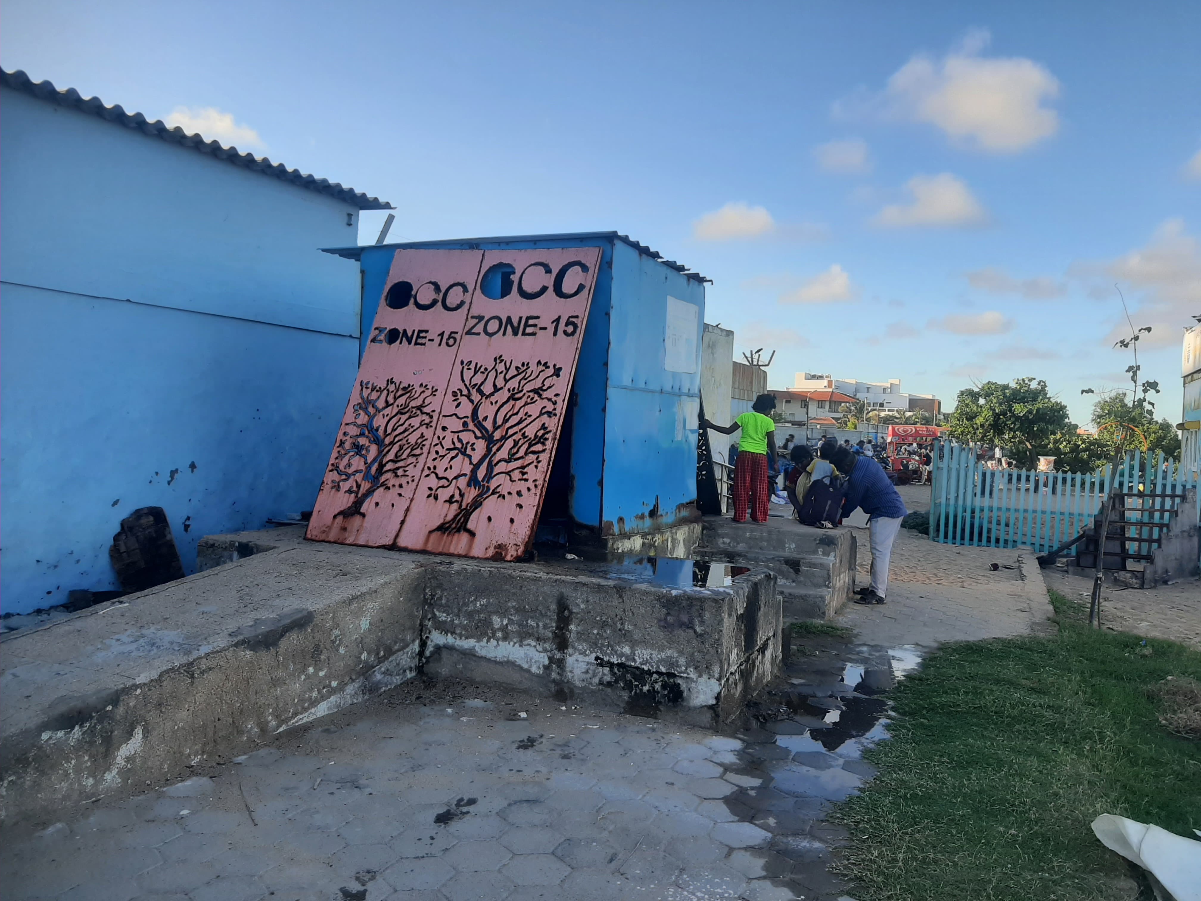 கதவில்லாத கழிப்பிடம்