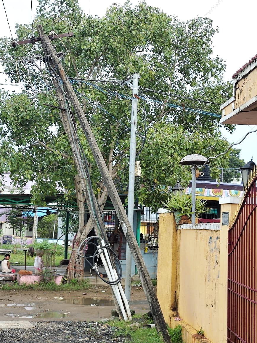 சேதமடைந்த மின்கம்பம்