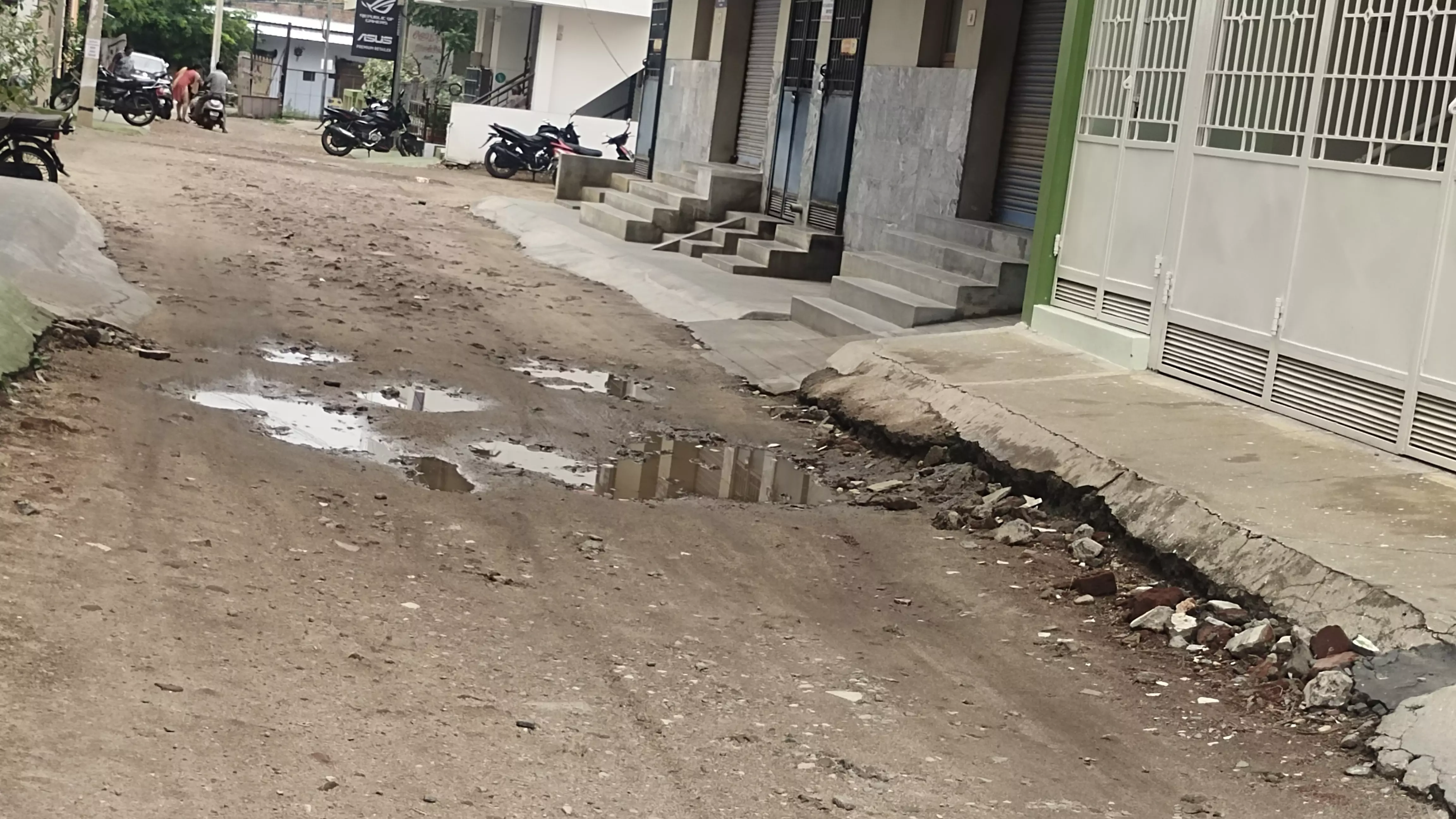 குண்டும், குழியுமான சாலை குண்டும், குழியுமான சாலை