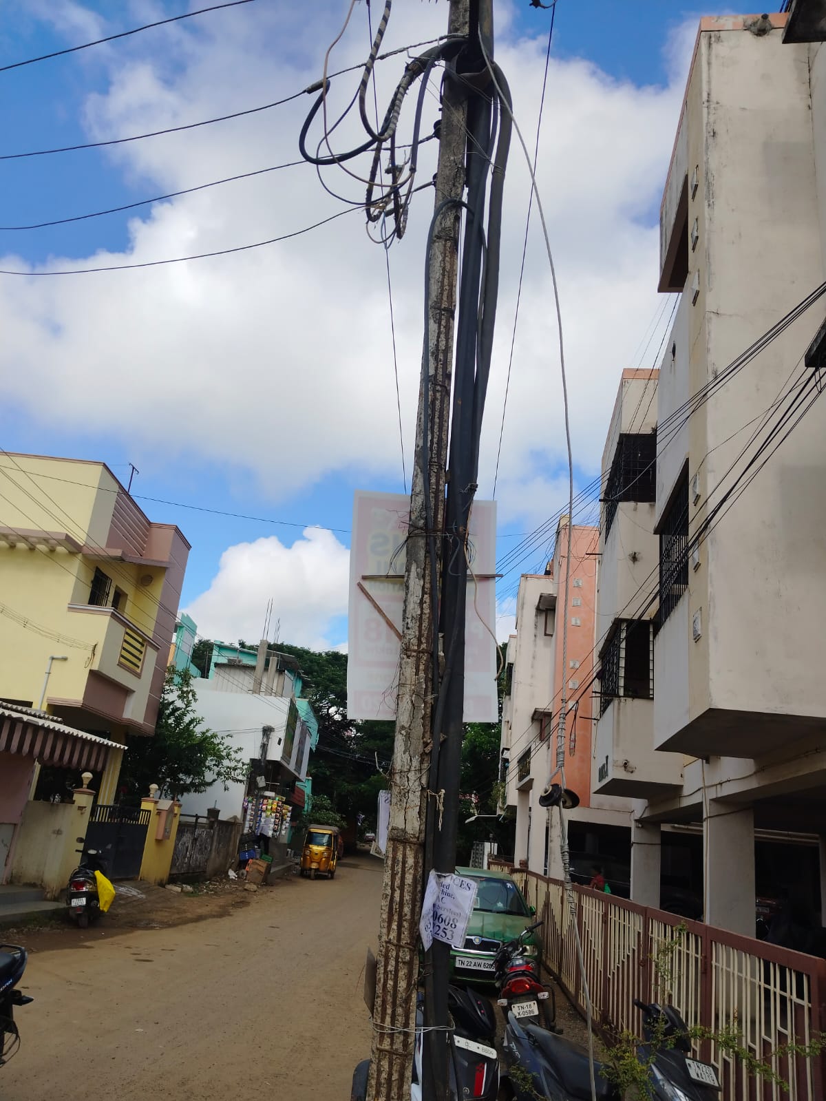 சிதலமடைந்த மின்கம்பம்