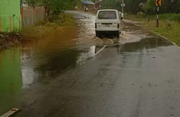 ரோட்டில் ஓடும் மழைநீர் ரோட்டில் ஓடும் மழைநீர்