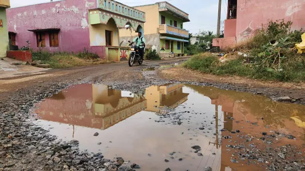 தார் சாலை சேதம்