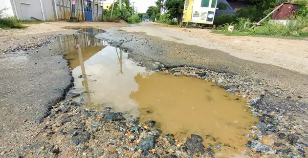 சாலையை சீரமைப்பார்களா?