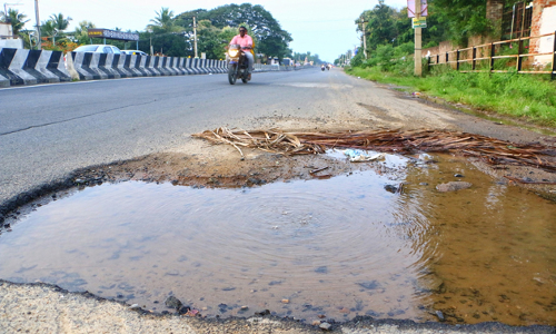 குடிநீர் குழாய் உடைப்பு குடிநீர் குழாய் உடைப்பு