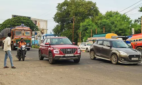 வேகத்தடை இருப்பது தெரியவில்லை