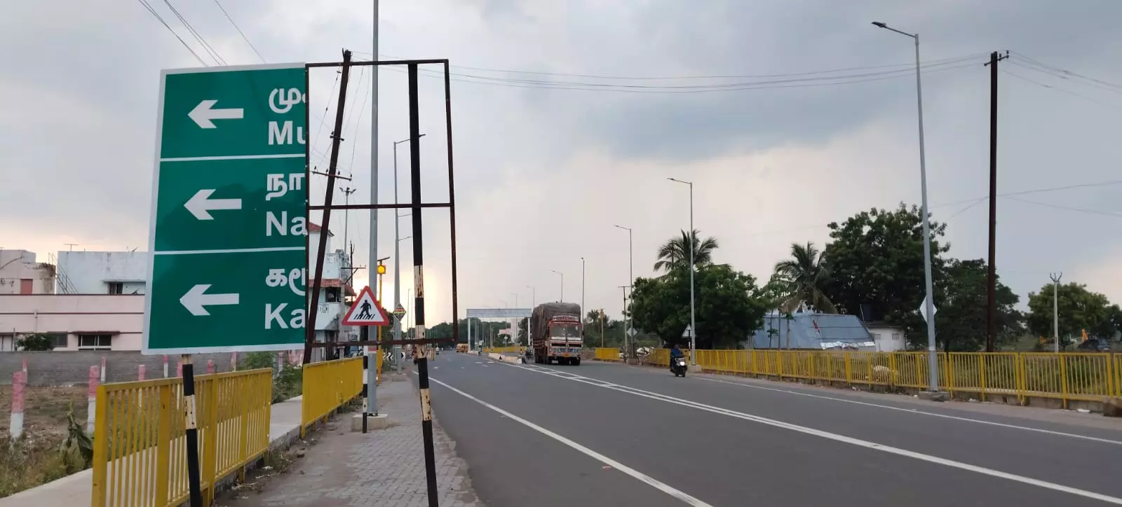 சிதிலமடைந்த பெயர் பலகை சிதிலமடைந்த பெயர் பலகை