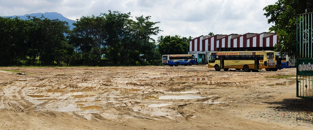 சேறும், சகதியுமான பணிமனை சேறும், சகதியுமான பணிமனை