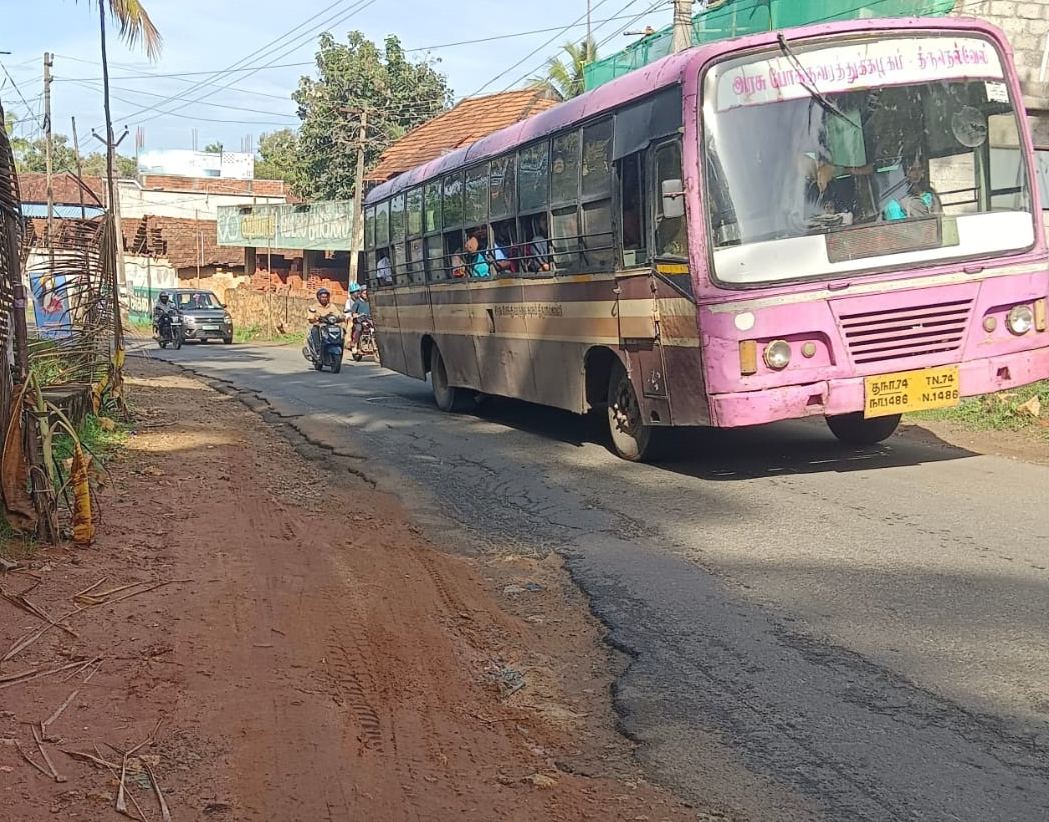 சேதமடைந்த சாலை