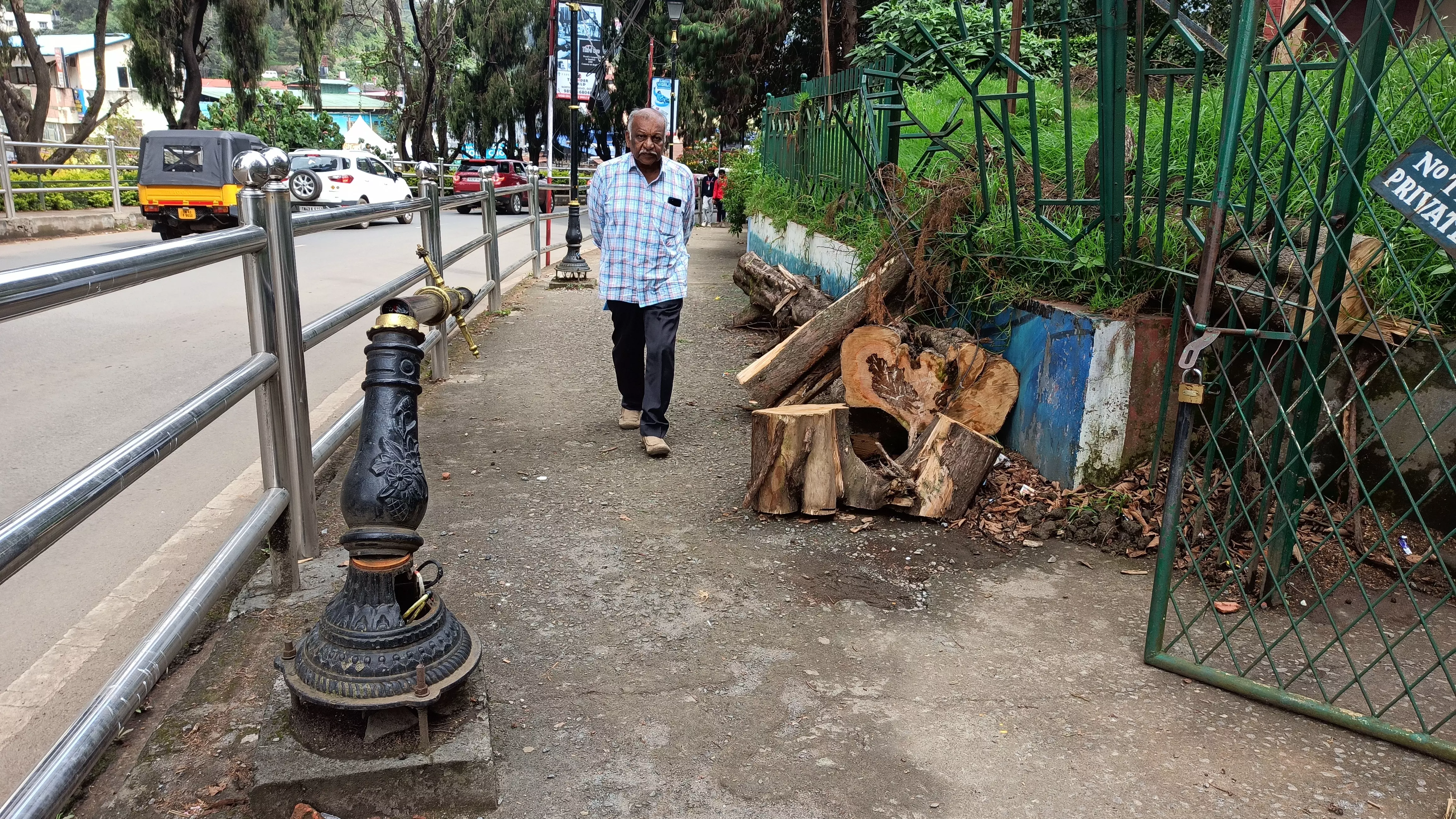 நடைபாதையில் மர துண்டுகள் நடைபாதையில் மர துண்டுகள்