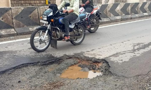 சாலையில் ஆபத்தான குழி சாலையில் ஆபத்தான குழி