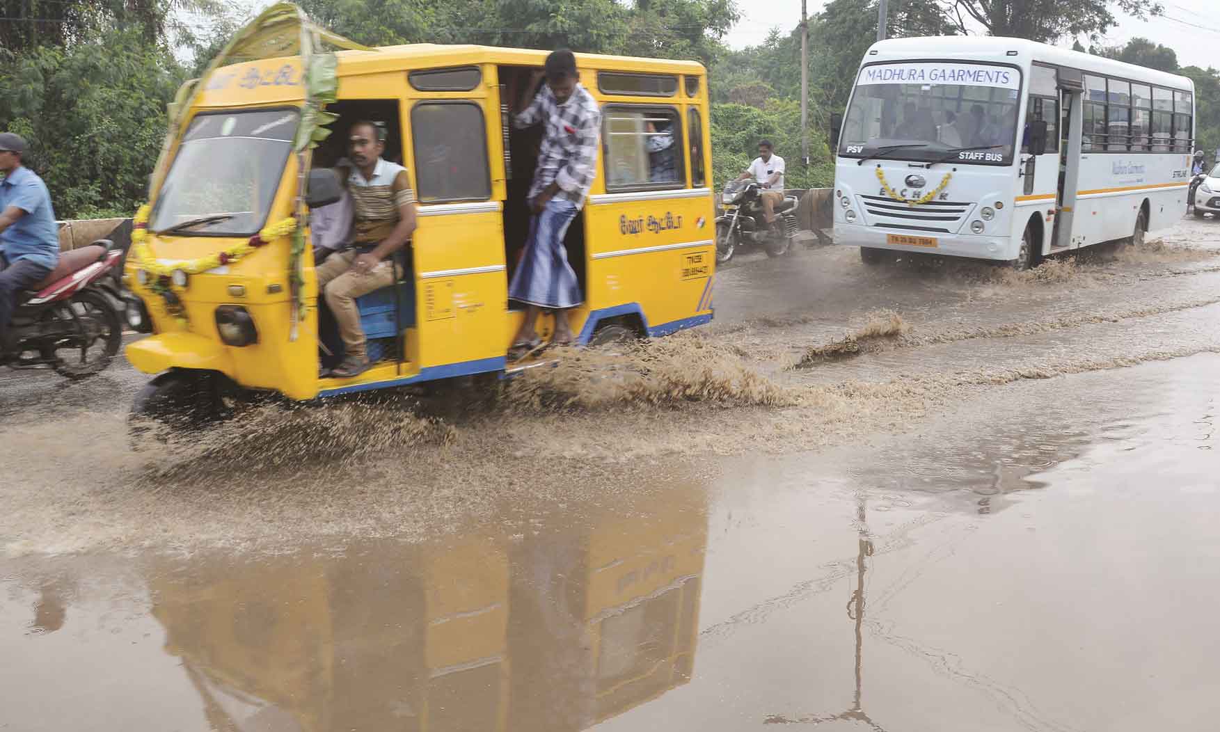 சாலையில் தேங்கும் மழைநீர் சாலையில் தேங்கும் மழைநீர்