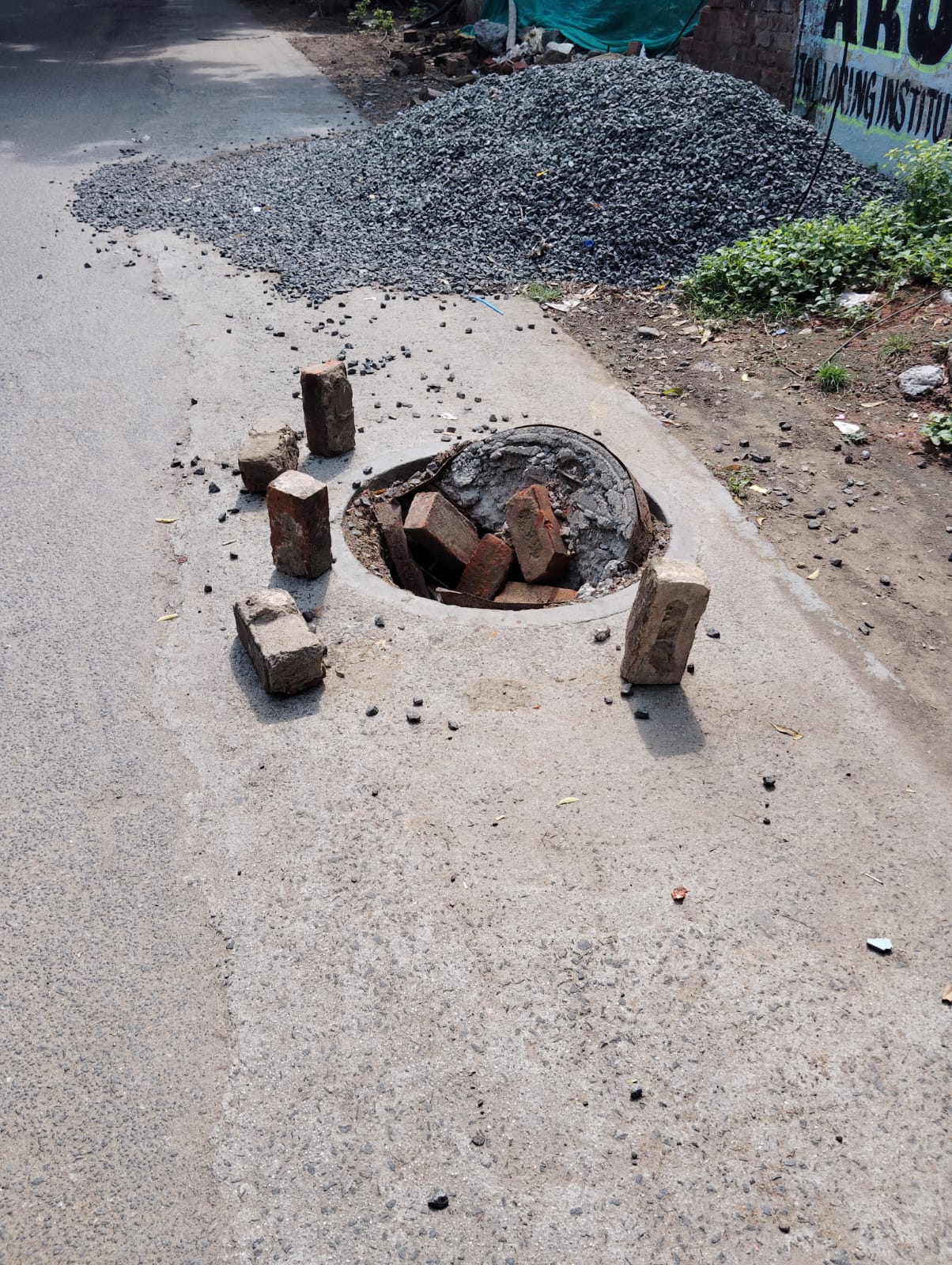 கழிவுநீர் கால்வாய் மூடிசேதம்