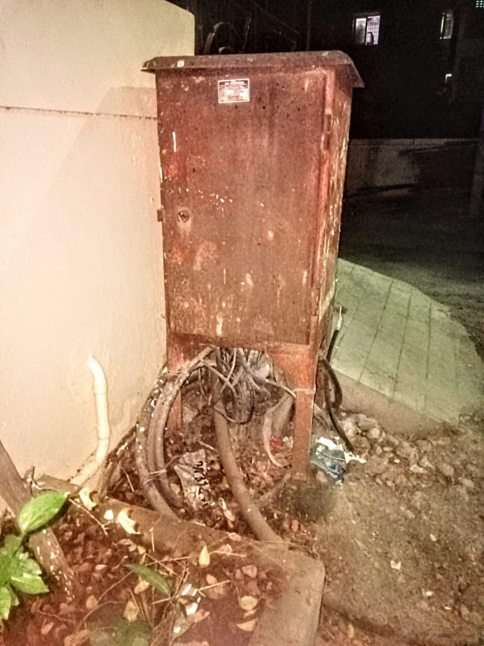 ஆபத்தான மின்பெட்டி