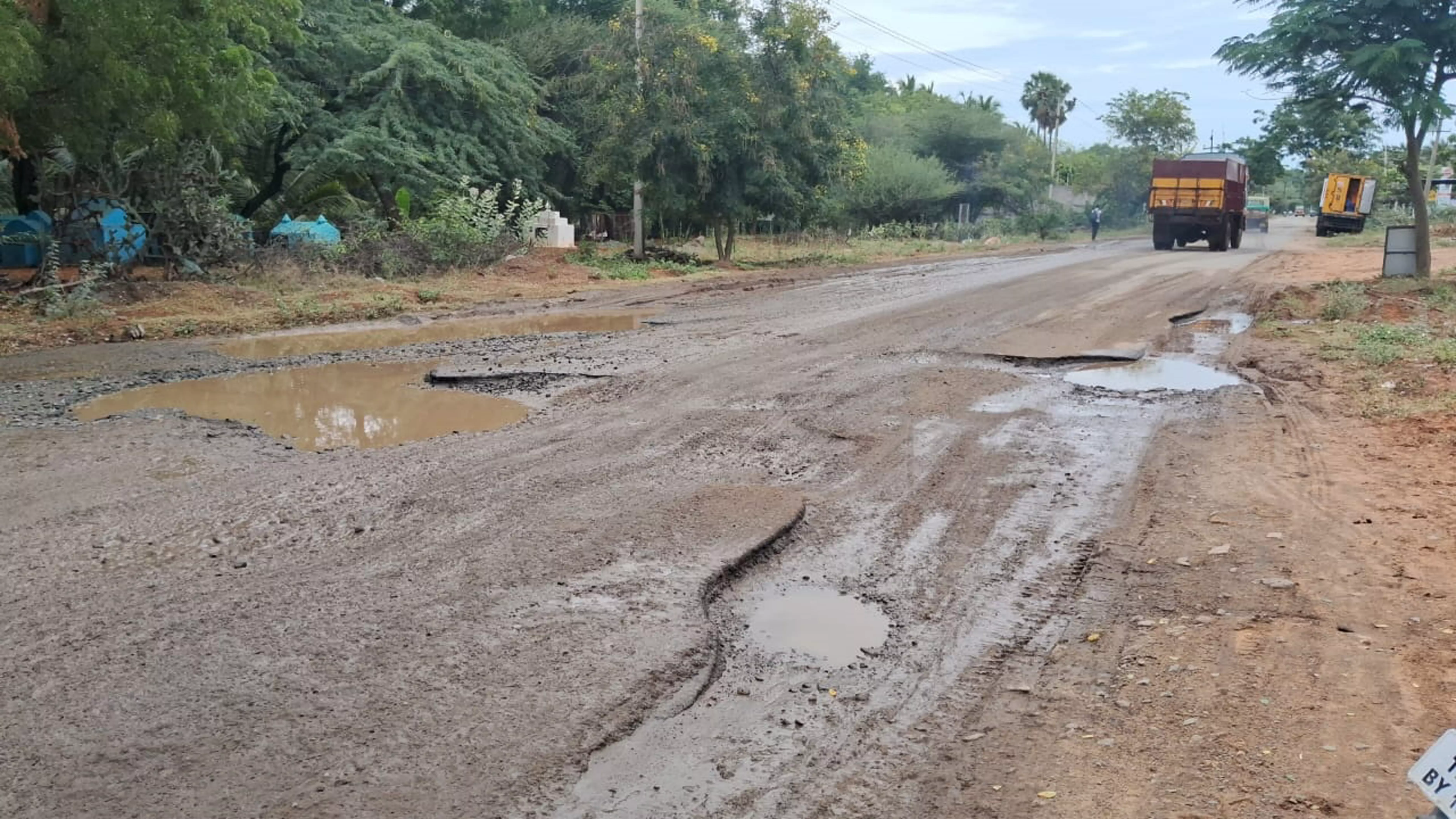 குண்டும், குழியுமான சாலை