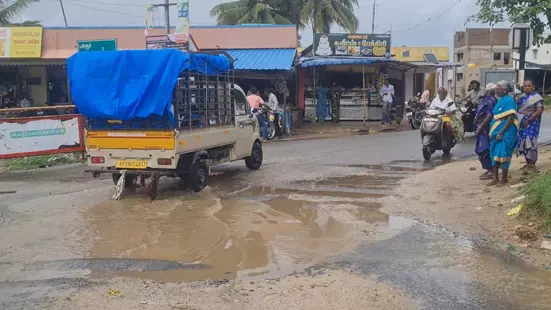 குண்டும் குழியுமான சாலை குண்டும் குழியுமான சாலை