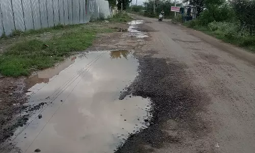 பெயர்ந்து கிடக்கும் சாலை