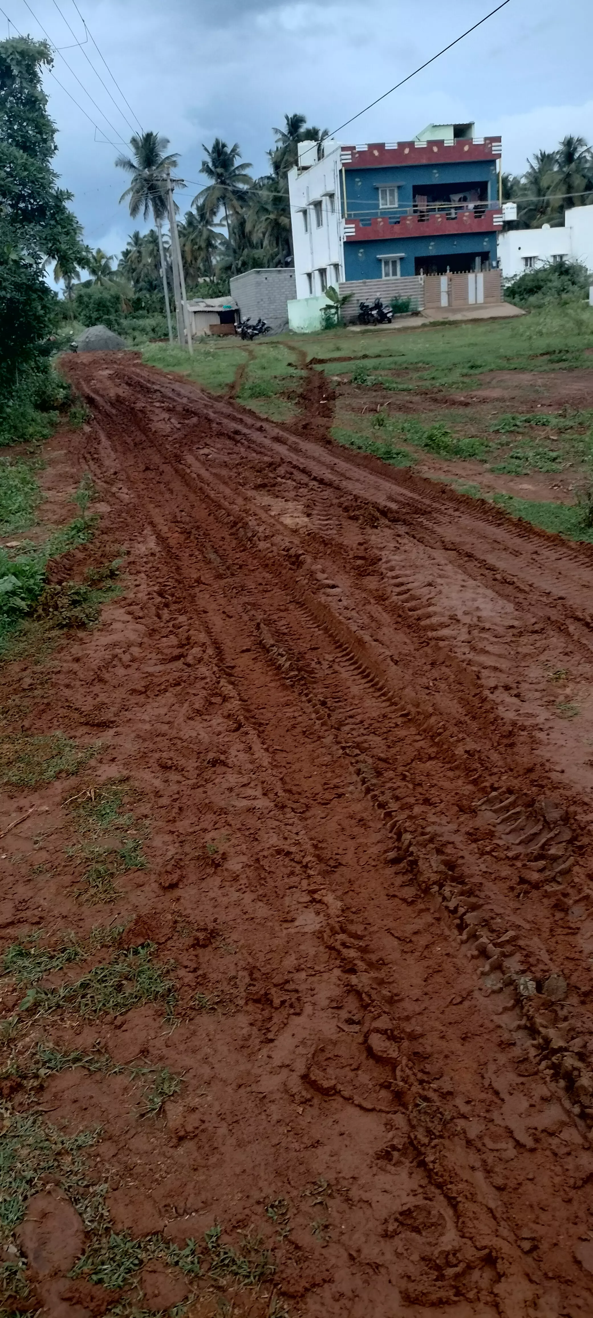 சேறும், சகதியுமான மண் சாலை