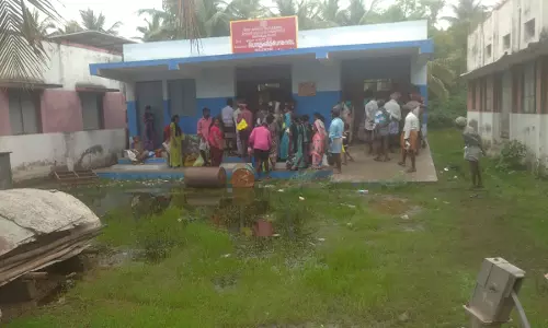 ரேஷன் கடை வளாகத்தில் தேங்கும் மழைநீர்