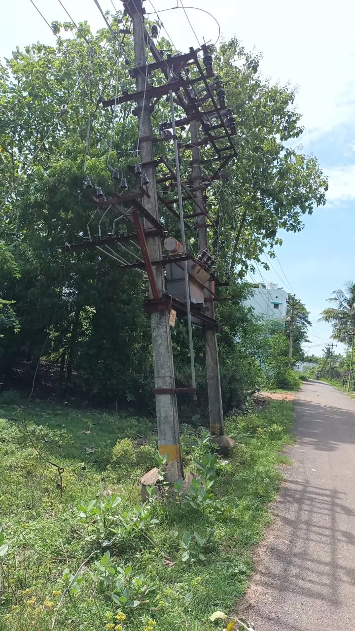 சாய்ந்த நிலையில் மின்மாற்றி