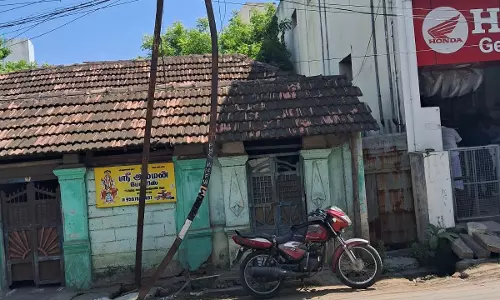 சேதமடைந்த மின்கம்பம்