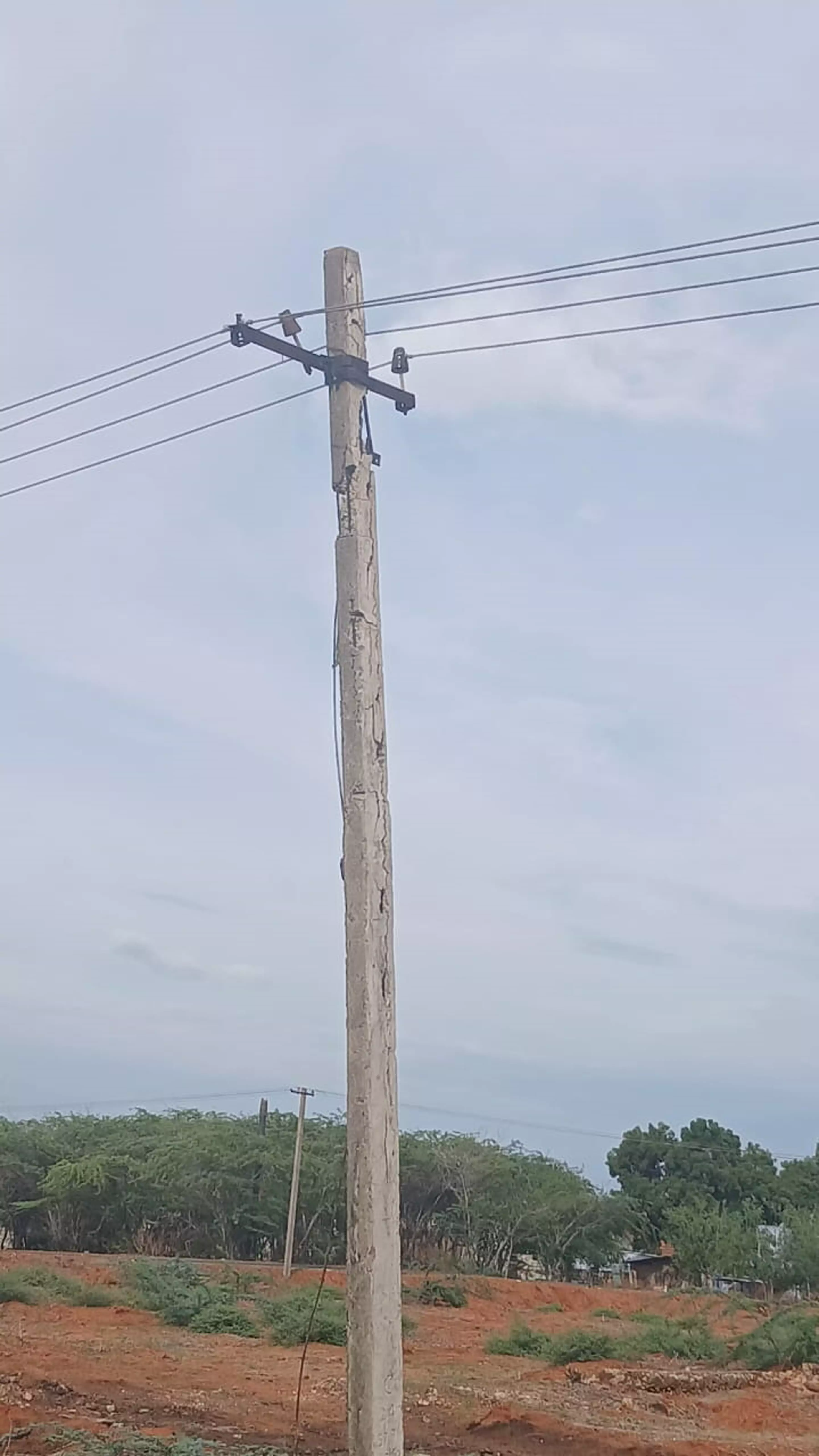 ஆபத்தான மின்கம்பம்