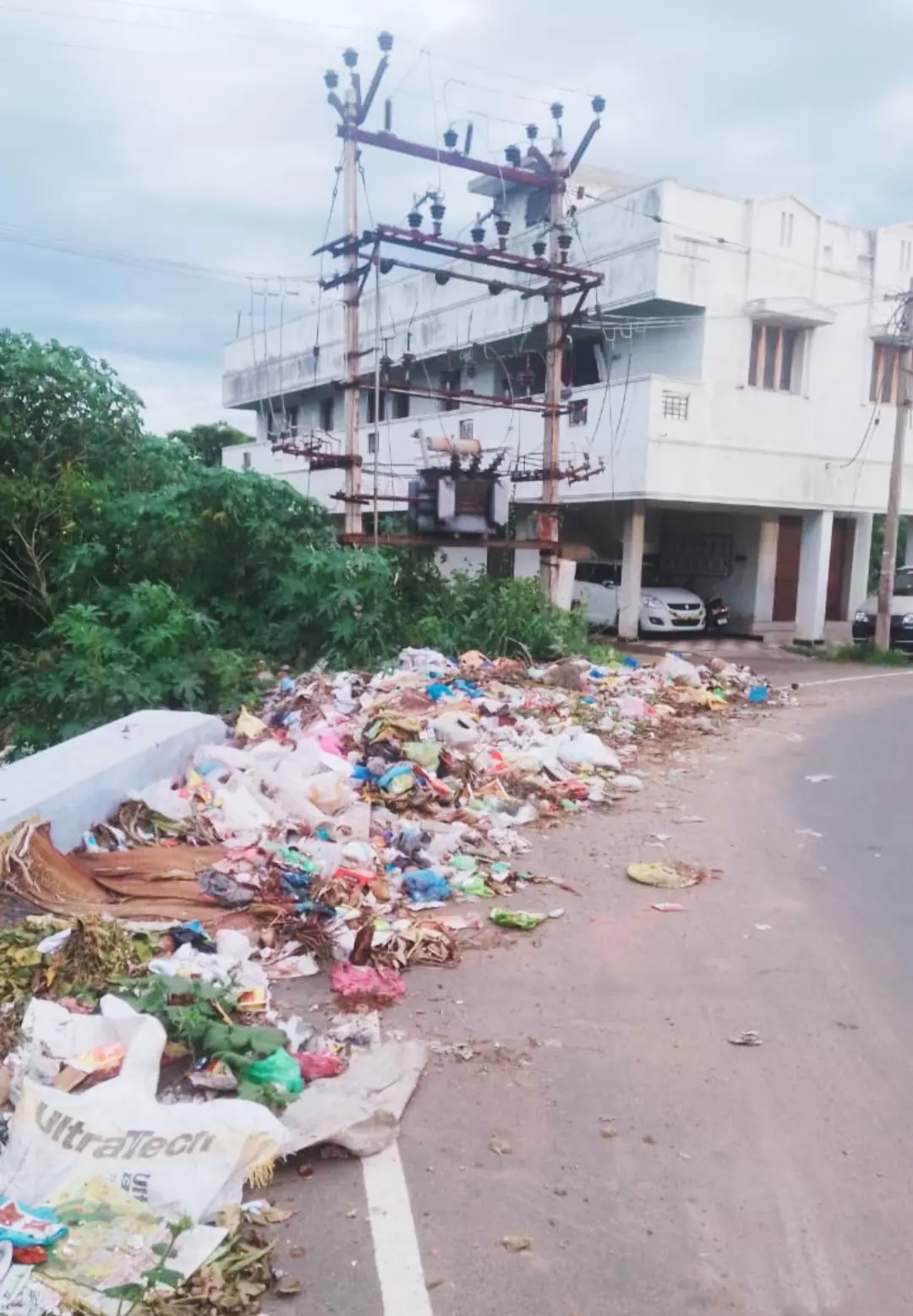 குவிந்து கிடக்கும் குப்பைகள் குவிந்து கிடக்கும் குப்பைகள்