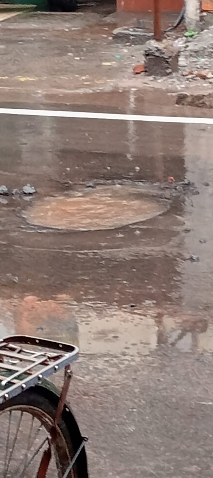 சாலையின் நடுவில் பள்ளம்