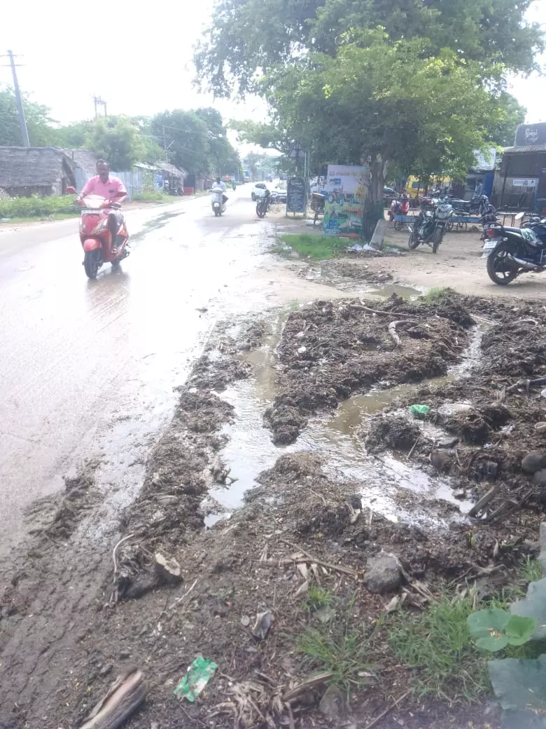 குடிநீர் குழாயில் உடைப்பு குடிநீர் குழாயில் உடைப்பு