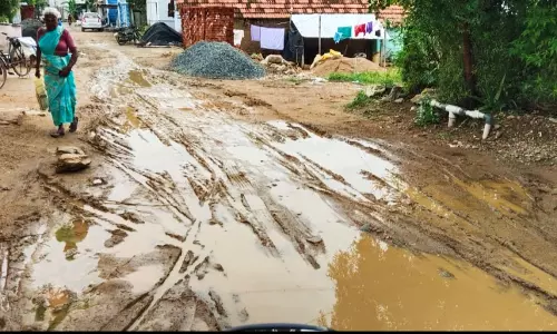 சேறும், சகதியுமான சாலை சேறும், சகதியுமான சாலை