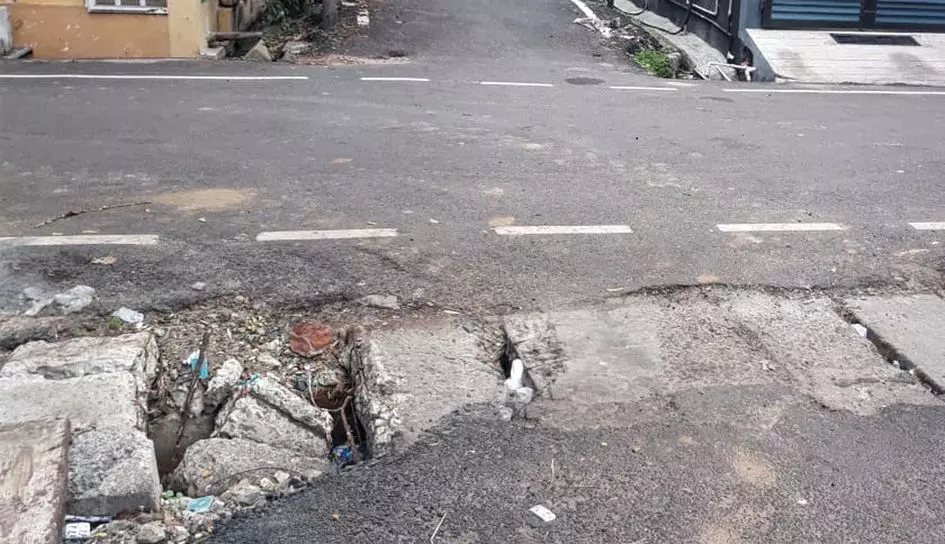 சேதமடைந்த சிமெண்டு சிலாப்புகளால் விபத்து சேதமடைந்த சிமெண்டு சிலாப்புகளால் விபத்து