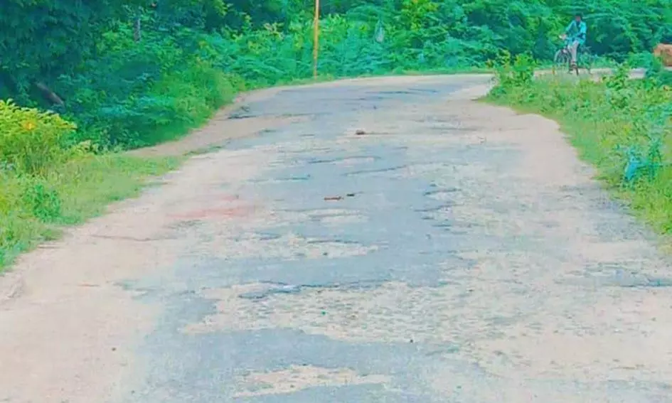 குண்டும், குழியுமான சாலை