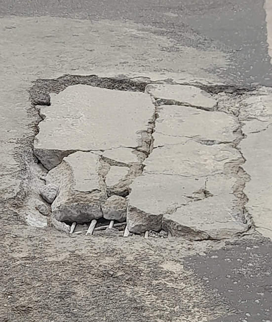 மேம்பால கான்கிரீட் சாலை சேதம்