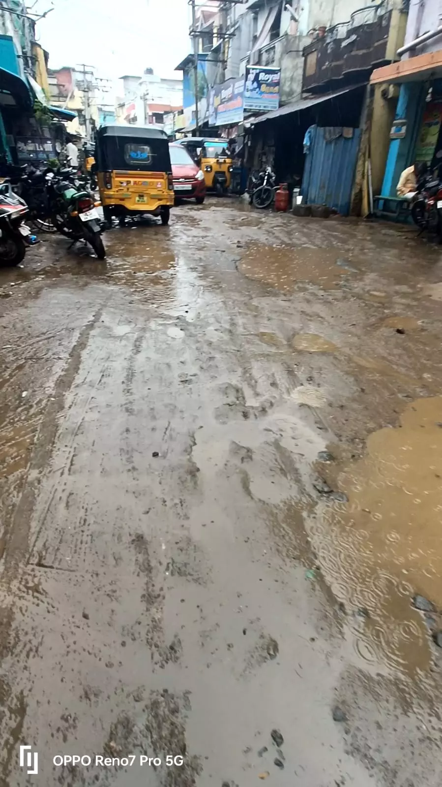 சேறும், சகதியுமான சாலை சேறும், சகதியுமான சாலை